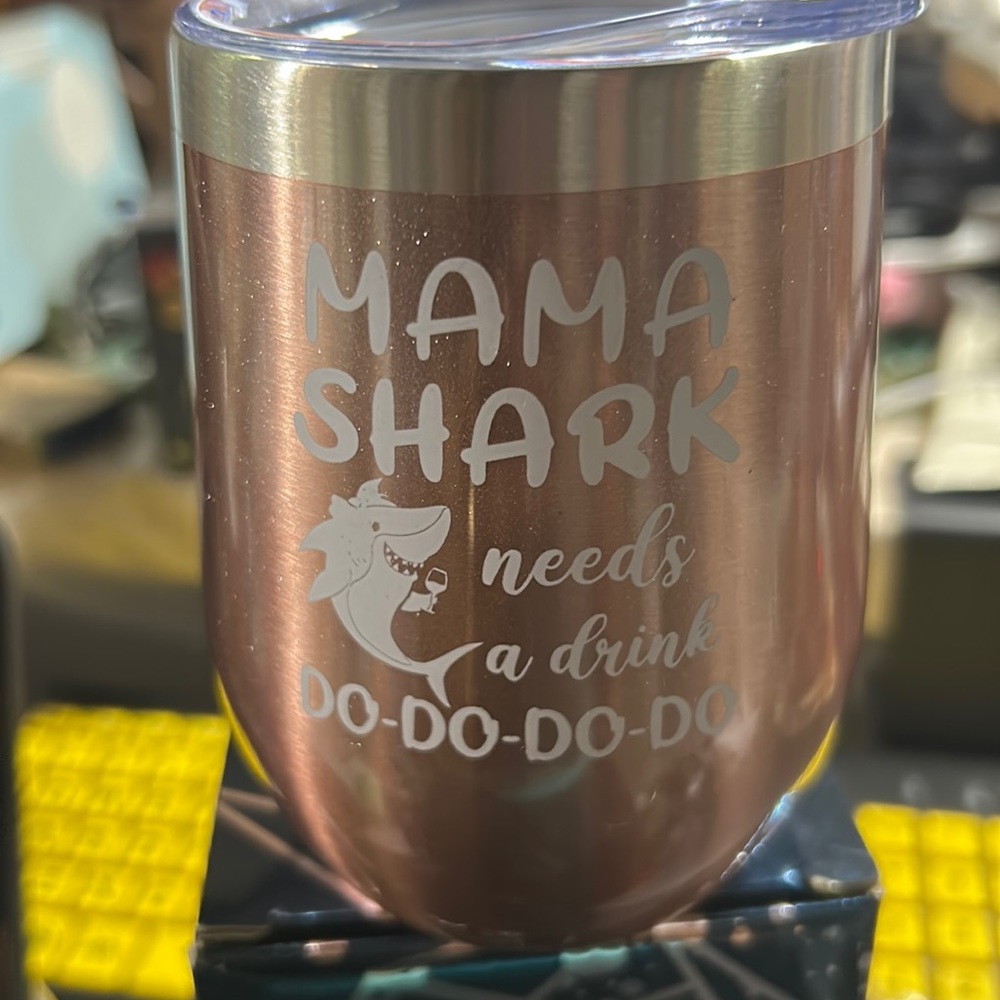 NIB Cool Mom Gift- MAMA SHARK - needs a drink DO DO DO DO 12oz Tumbler
